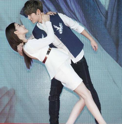 在早前的活动上,张馨予也是与陈翔同台,两人也是现场上演了一出公主抱