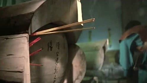 僵尸先生:文才给棺木上香,不料棺木竟然把香全吃了,文才吓坏了