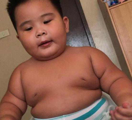 小胖男孩抓广告牌上的炸鸡"吃"爆红网络 网友留言称被