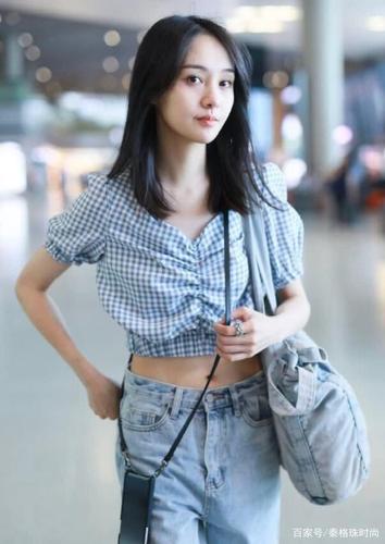 郑爽终于玩性感了,格子衬衫露肚脐,秀出"蛇精腰"