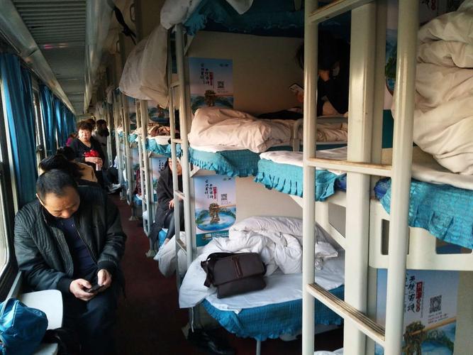 火车买的硬卧下铺,发现被老人"占"了,高情商的人这么处理,服了