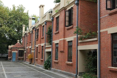 这里很有感觉,都是仿民国时期建筑,很适合拍照的,看起来有点像厦门的