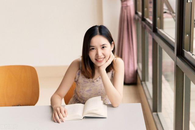 前台美女被经理骚扰,她又不想失去工作,如何是好呢?