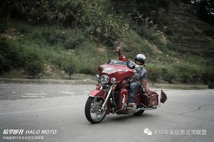 哈雷骑士在路上,在骑士眼里只有前方!