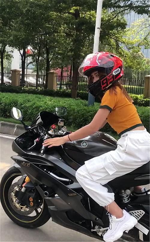 偶遇雅马哈r6摩托车车主是一位小姐姐身材苗条背影迷人