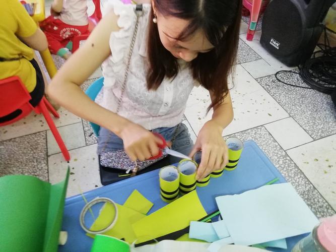 老隆镇家家欢机关幼儿园____大手拉小手"变废为宝"手工活动