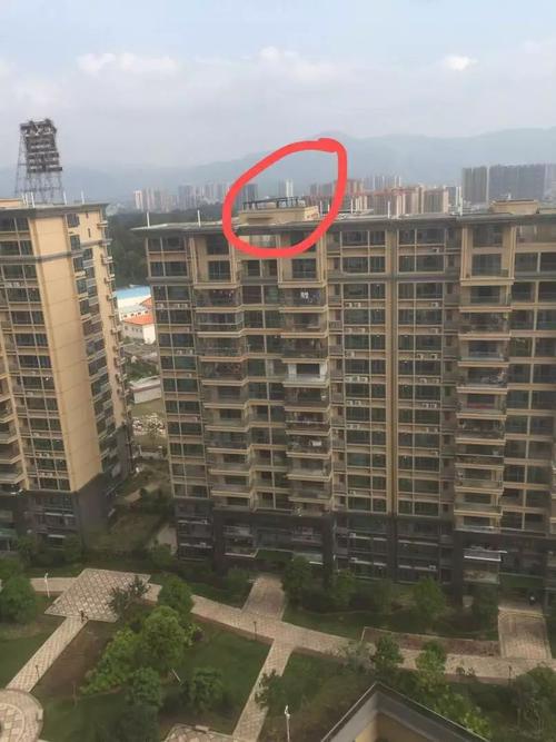 近日,有市民在我们后台反映,在清明节假期间,篁胜新城3栋1梯顶层有