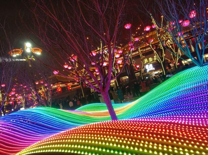 夜幕下的西安不夜城,彩灯闪烁灯火明,五光十色划长空.