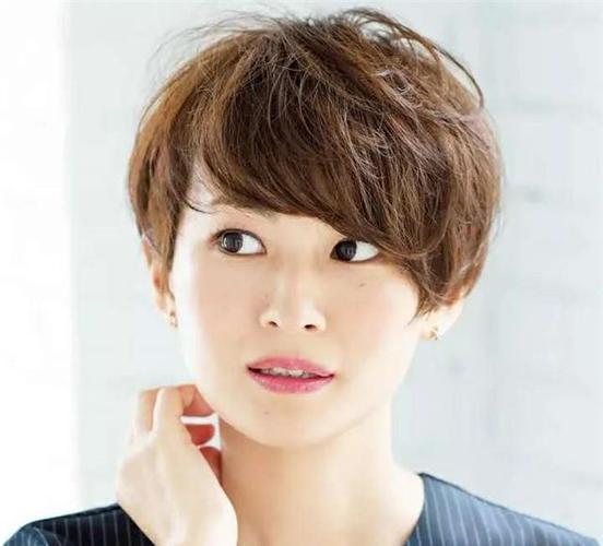 到了40岁的"家庭妇女",有白发的剪这3种发型,时髦减龄