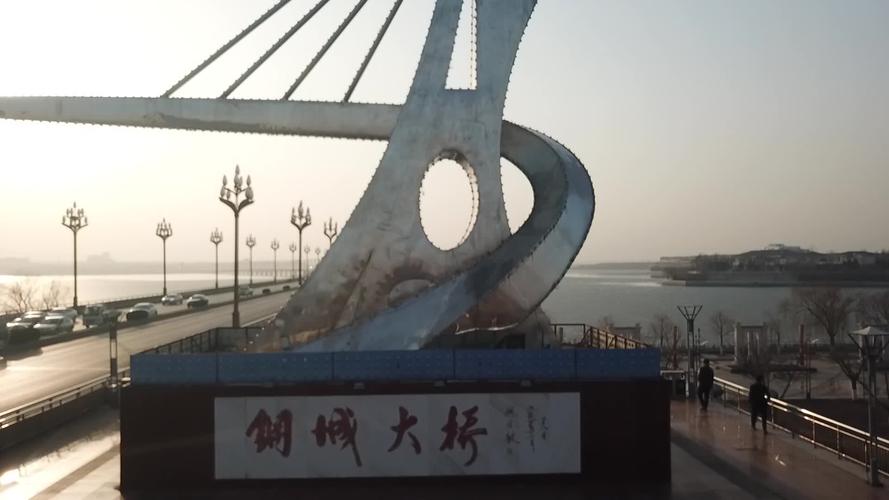 航拍迁安钢城大桥十字路口和桥头标志