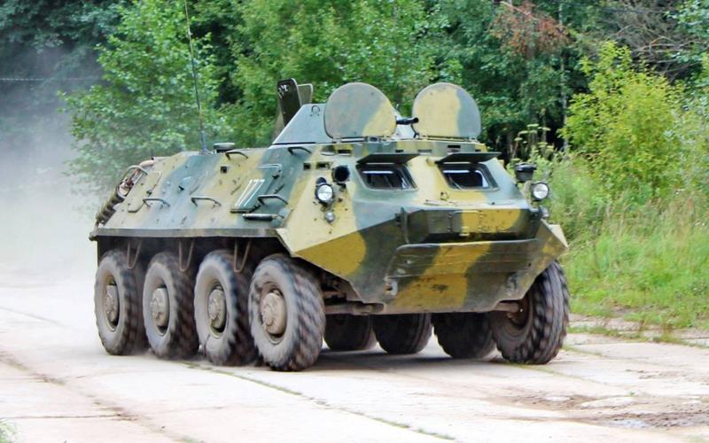 btr-60. 全球首款生产四轴装甲运兵车