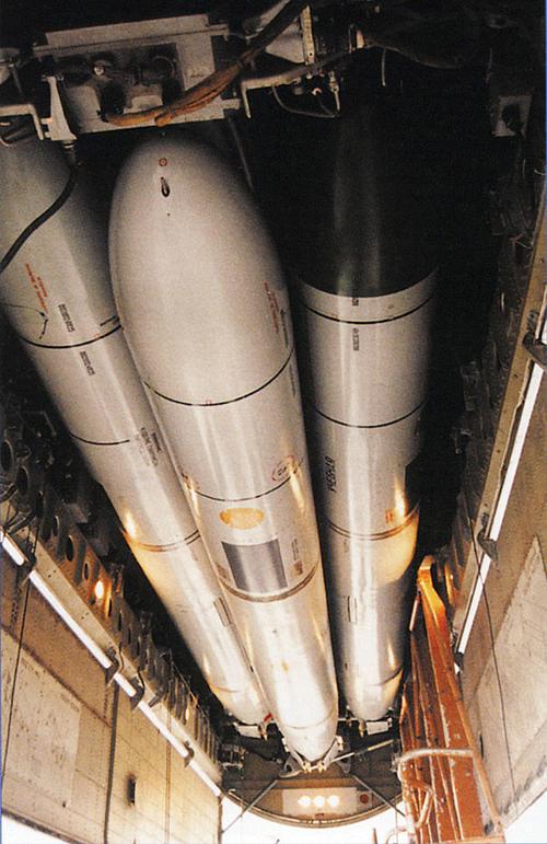 在高空可发射具有火力圈外攻击能力的巡航导弹(alcm);防空压制可发射