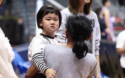 周鹏娇妻刘美携一双儿女观赛,女儿长得像周鹏,28岁刘美很漂亮