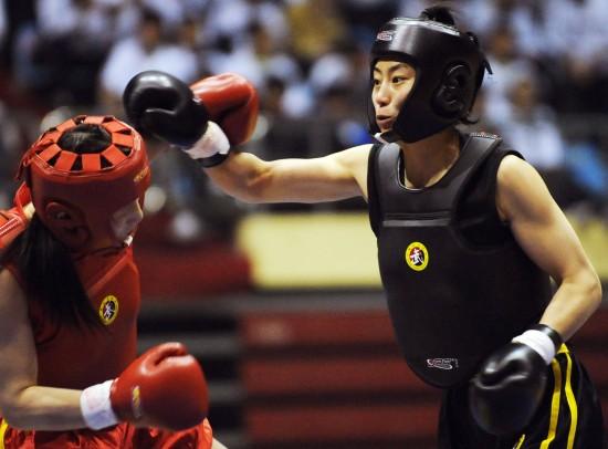 >  武术散打 全运会女子武… 正文    5月8日,吉林队选手李响(右)在