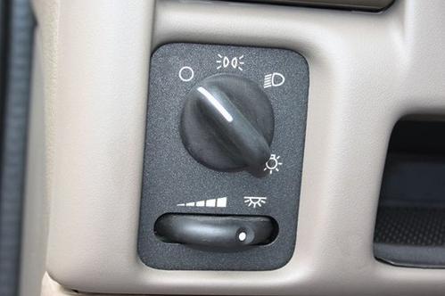 提起往右四档是后雾灯  在灯光关闭状态下将开关按下并往