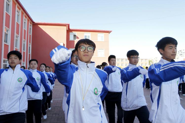 辽河油田第二高级中学第三十四届田径运动会一七级九班的可爱孩子们!