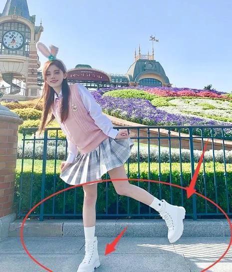 有种"小心机"叫鞠婧祎,和闺蜜约好穿小白鞋,她却偷偷加了高度