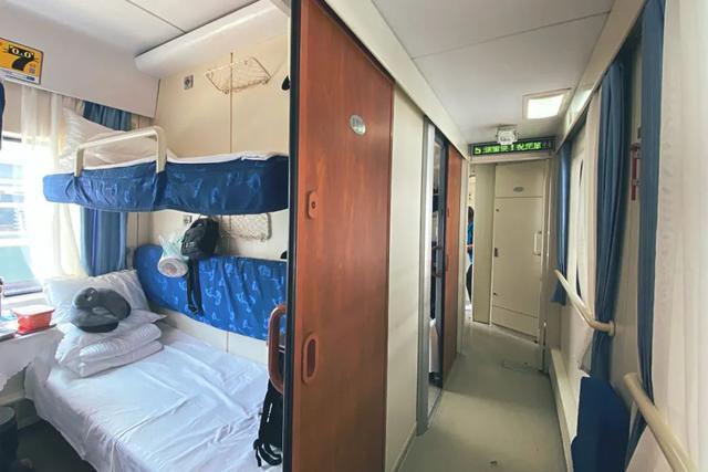 软卧的车厢干净整洁,床单被子枕头应有尽有.