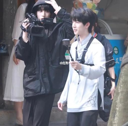 来一批关于翔霖的壁纸吧_壁纸_严浩翔_偶像剧_贺峻霖