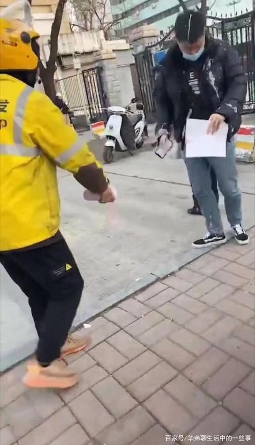 山东济南,花心男子被泼奶茶,目击者称:疑是外卖小哥所