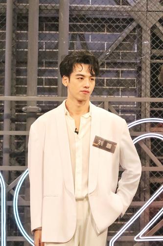 【搬运更新】 刘迦粉色西装!这次是写真图!这复古.