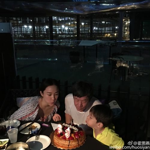 29日,霍思燕晒出祖孙三代一家人共同出游的照片,还为霍思燕爸爸过生日
