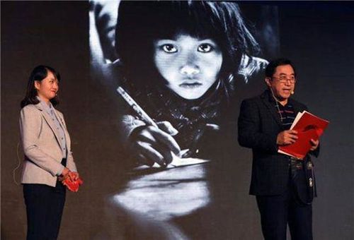 工作后的第一笔形象大使全部捐入了希望工程,以后的每个月她都会拿出