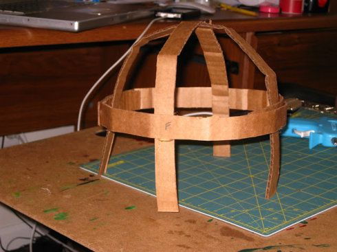 【外网传真】纸板头盔