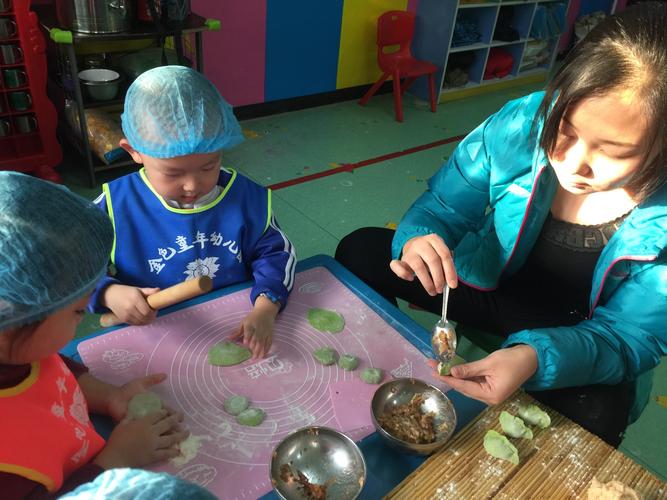金色童年幼儿园冬至亲子包饺子活动 - 美篇