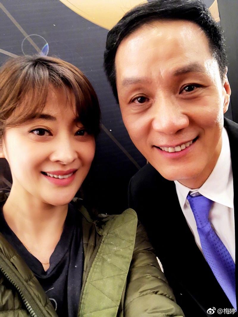 梅婷晒与冯远征合影:我和我的童年阴影