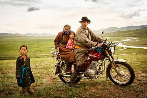 摄影师镜头下传统蒙古族牧民的日常生活