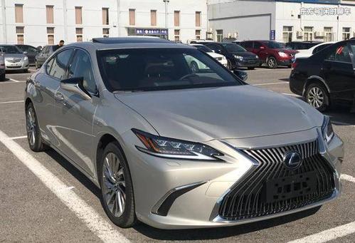 51万入手雷克萨斯es300,对比宝马5系后坦言:这车买值了