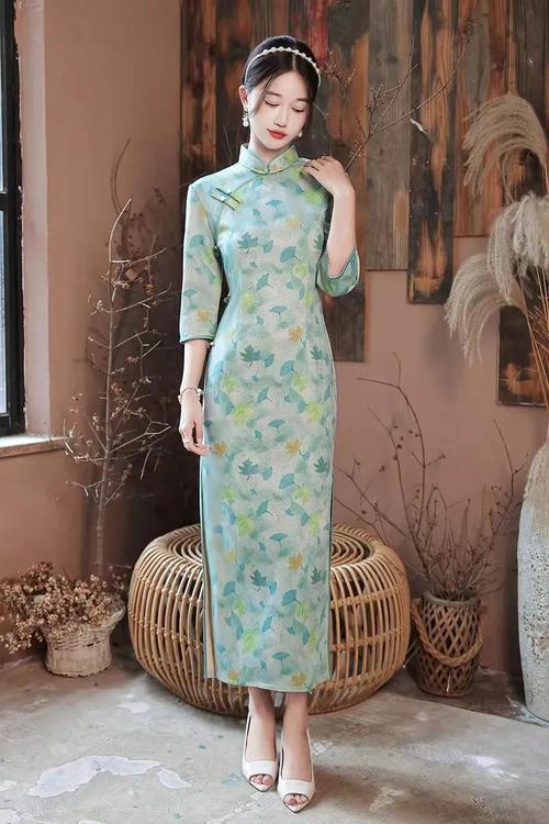 中国传统旗袍怎么穿才好看?让富丽高雅的面料,体现出典雅大方!