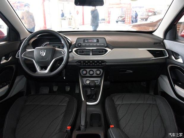 对比具体配置可以看出,宝骏510手动时尚型增加了刹车辅助系统,牵引力