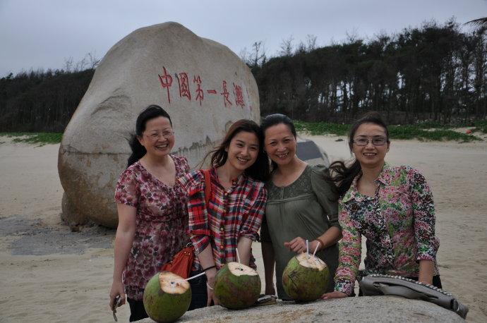 左一为张心兰女士