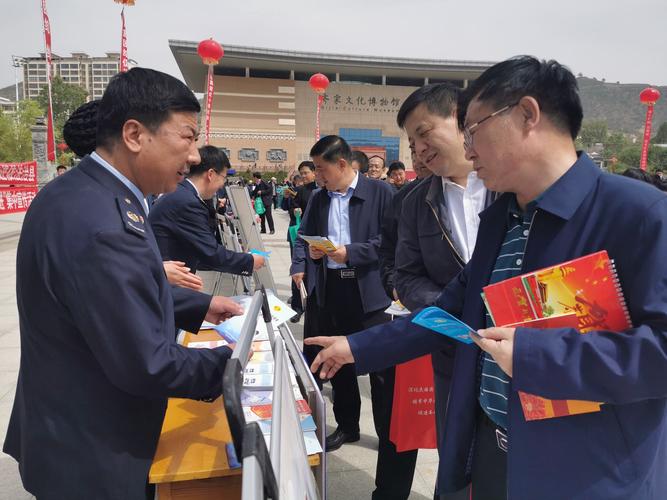 在全县民族团结进进步建设月启动仪式上,为县委副书记,县长马东升介绍