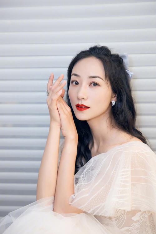 > 韩雪白纱裙仙气写真图片(4/4)