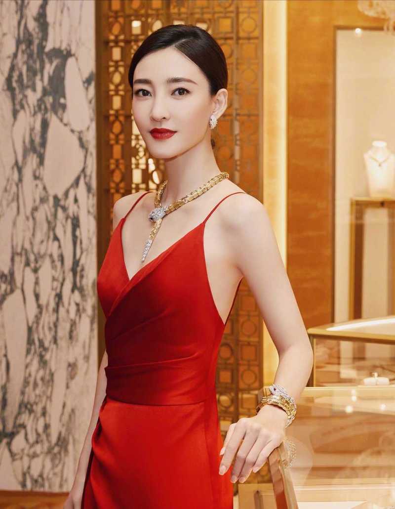 原创王丽坤美得惊艳!穿一袭红色的吊带连衣裙高贵优雅,女人味十足