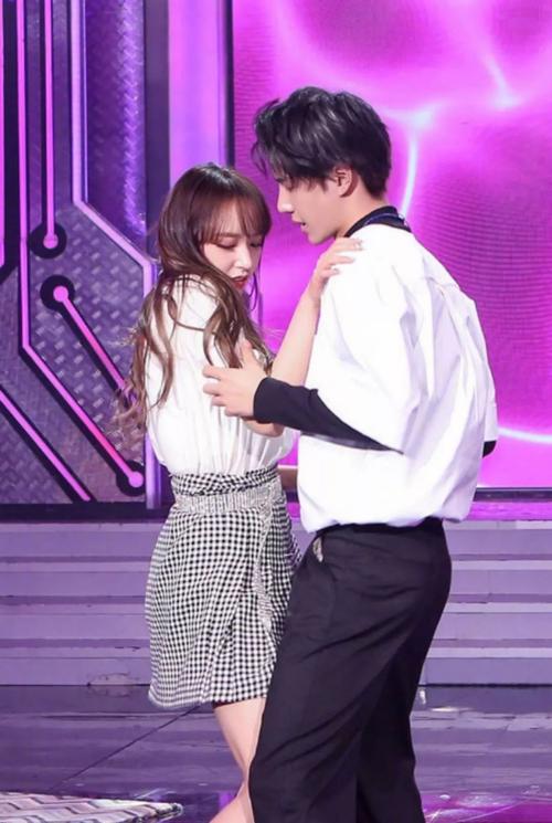 王一博程潇双人舞实在太养眼,全程高甜互动,满满都是cp感