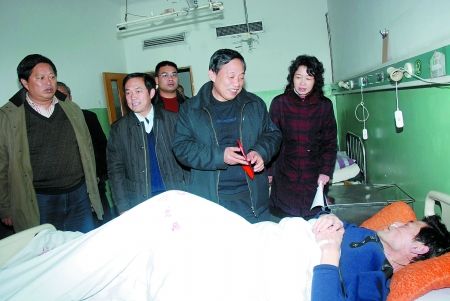 南阳市人大常委会党组成员,市总工会主席韩奎生深入西峡县慰问患