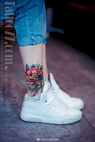 小腿彩色花朵纹身图案