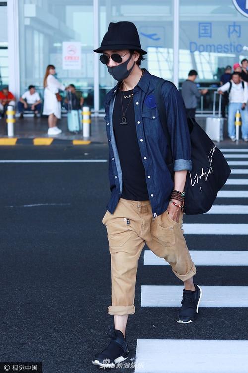 陈坤身穿衬衫搭配垮裤扮潮,却惨变短腿星人,他戴着帽子,眼镜全副武装