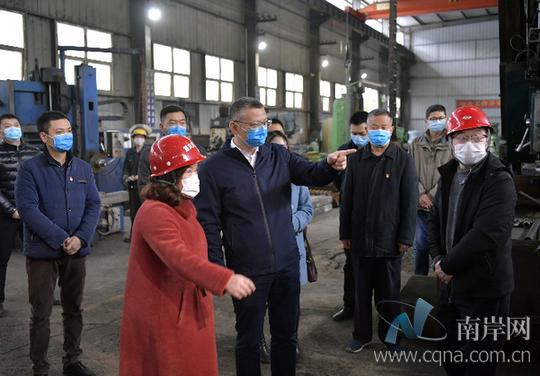 颜伟实地走访企业生产车间,员工食堂等区域,听取疫情防控工作和企业