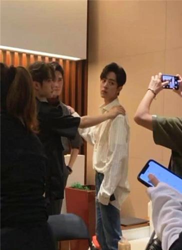 肖战,王一博还有刘海宽还一起在后台摆出了当时在剧组拍的那张同款