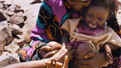 非洲3000年的愚昧陋习给3岁小女孩割礼只为保持女人贞操