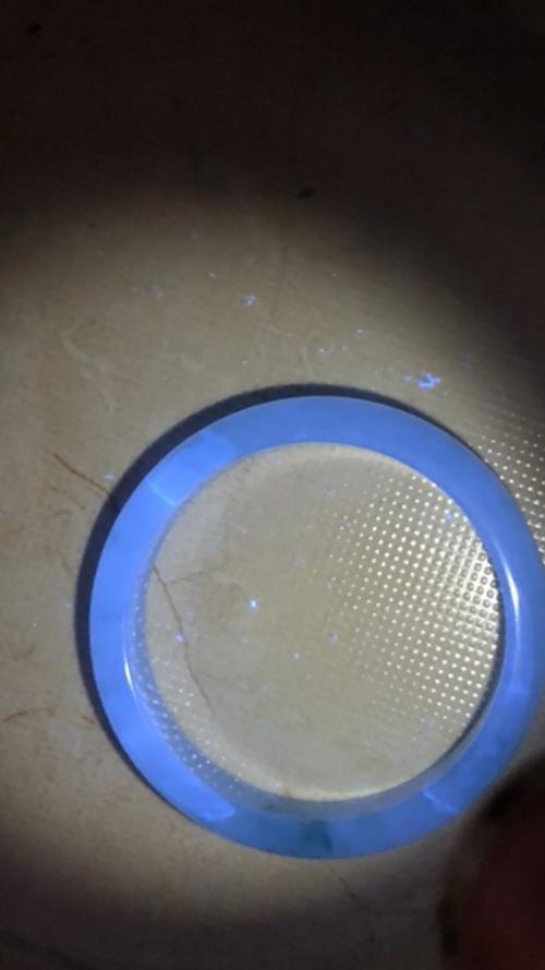 翡翠手镯,b货,这种荧光对身体有害吗