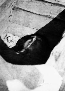 孟良崮战役中被我军击毙的蒋介石74师师长张灵甫装入棺中的尸体