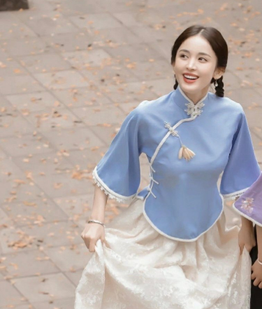 女星的民国学生装扮相:唐嫣最显老,baby最清纯,没想到她最美