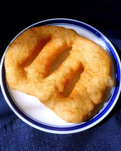  p>糖油饼是一道家常美食,制作原料主要有中筋面粉,盐,糖,糖油饼里面