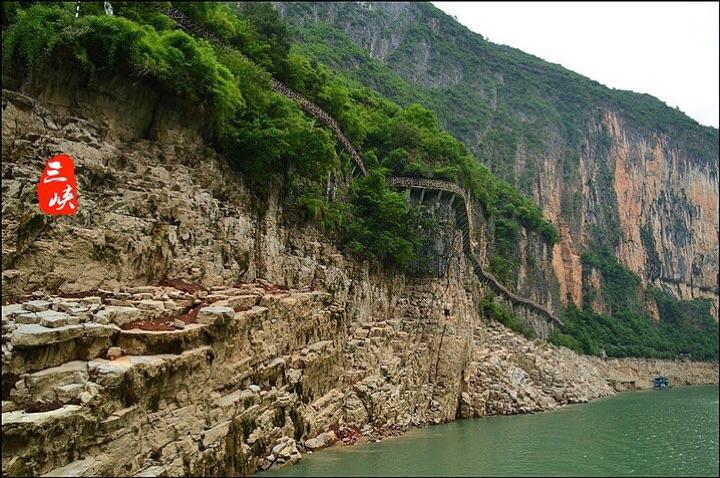 长江三峡西起重庆奉节县白帝城,东至湖北宜昌市南津关,全长193